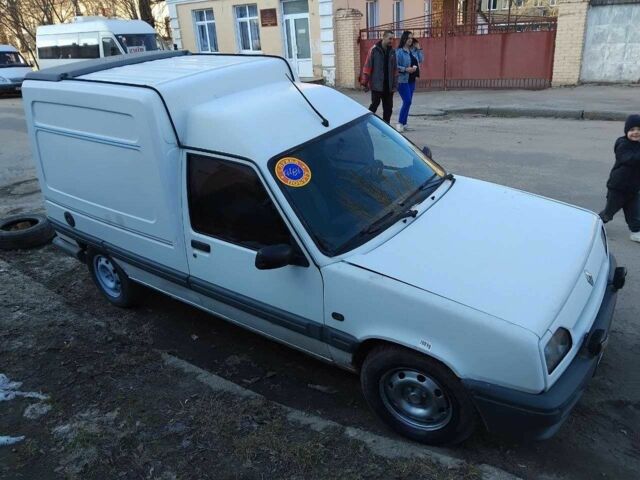 Белый Рено Рапид, объемом двигателя 1.6 л и пробегом 1 тыс. км за 850 $, фото 1 на Automoto.ua