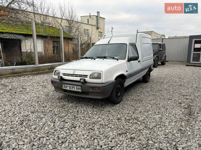 Белый Рено Рапид, объемом двигателя 1.6 л и пробегом 300 тыс. км за 999 $, фото 1 на Automoto.ua