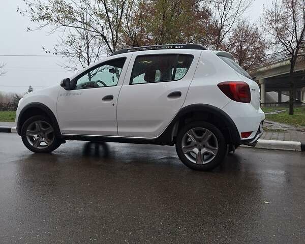 Белый Рено Сандеро СтэпВэй, объемом двигателя 1.46 л и пробегом 136 тыс. км за 9950 $, фото 1 на Automoto.ua