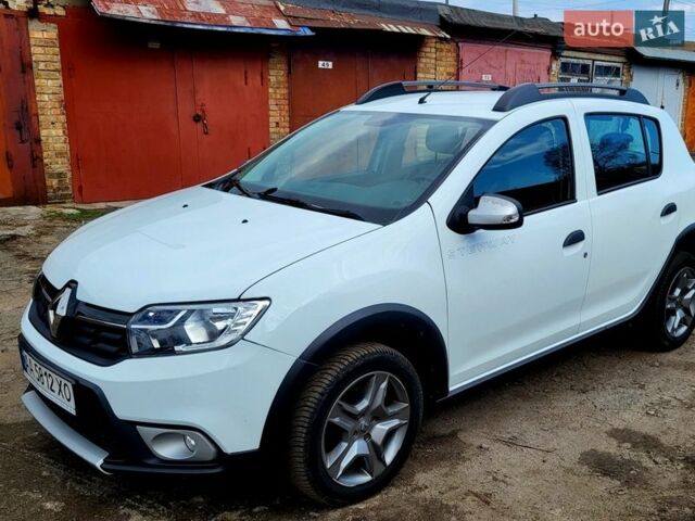 Білий Рено Сандеро СтепВей, об'ємом двигуна 0.9 л та пробігом 95 тис. км за 7590 $, фото 1 на Automoto.ua
