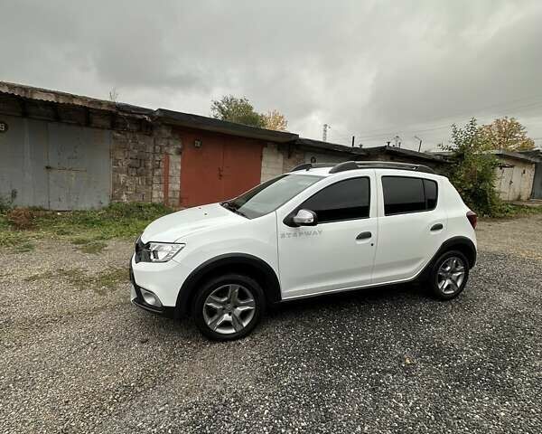 Белый Рено Сандеро СтэпВэй, объемом двигателя 0.9 л и пробегом 57 тыс. км за 9500 $, фото 1 на Automoto.ua