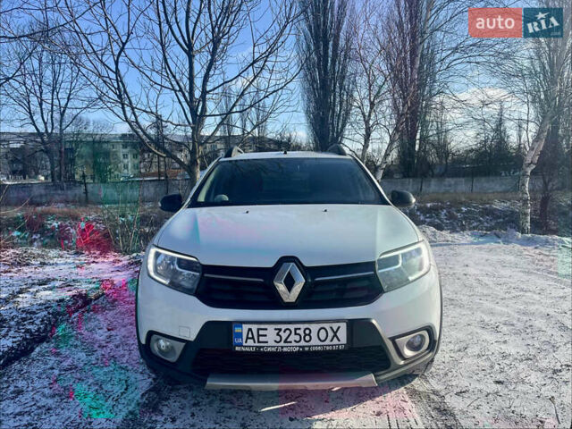 Білий Рено Сандеро СтепВей, об'ємом двигуна 0.9 л та пробігом 65 тис. км за 12000 $, фото 1 на Automoto.ua
