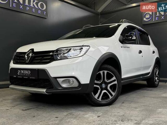 Белый Рено Сандеро СтэпВэй, объемом двигателя 0.9 л и пробегом 39 тыс. км за 11900 $, фото 1 на Automoto.ua