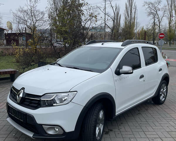 Белый Рено Сандеро СтэпВэй, объемом двигателя 1.46 л и пробегом 66 тыс. км за 12300 $, фото 1 на Automoto.ua