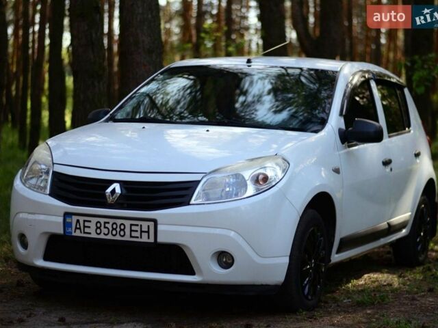 Белый Рено Сандеро, объемом двигателя 1.6 л и пробегом 192 тыс. км за 5400 $, фото 1 на Automoto.ua
