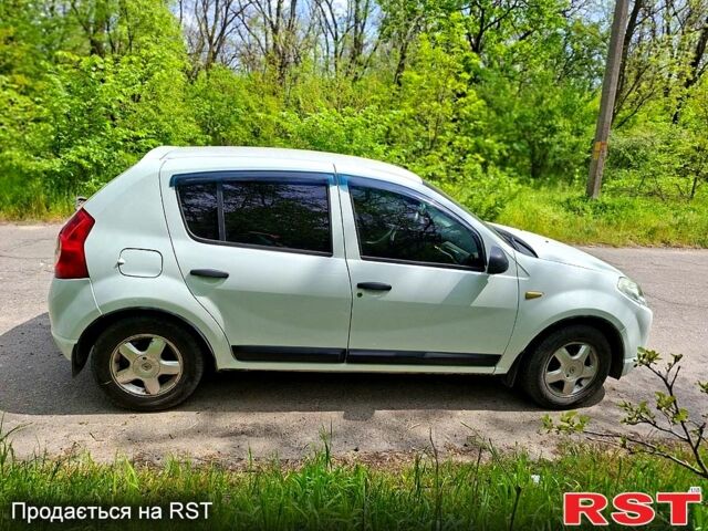 Белый Рено Сандеро, объемом двигателя 1.6 л и пробегом 156 тыс. км за 5000 $, фото 1 на Automoto.ua