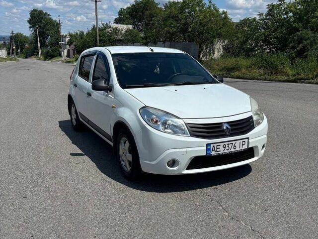 Белый Рено Сандеро, объемом двигателя 1.6 л и пробегом 156 тыс. км за 4550 $, фото 1 на Automoto.ua