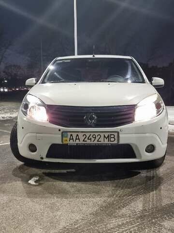 Білий Рено Сандеро, об'ємом двигуна 1.6 л та пробігом 225 тис. км за 4500 $, фото 1 на Automoto.ua