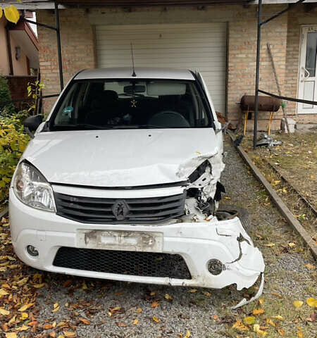 Белый Рено Сандеро, объемом двигателя 1.39 л и пробегом 99 тыс. км за 2000 $, фото 1 на Automoto.ua