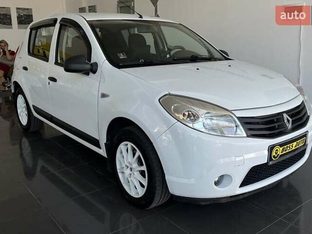 Белый Рено Сандеро, объемом двигателя 1.4 л и пробегом 150 тыс. км за 5550 $, фото 1 на Automoto.ua
