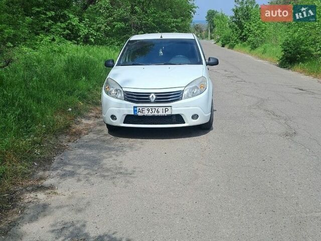 Белый Рено Сандеро, объемом двигателя 1.6 л и пробегом 156 тыс. км за 5200 $, фото 1 на Automoto.ua