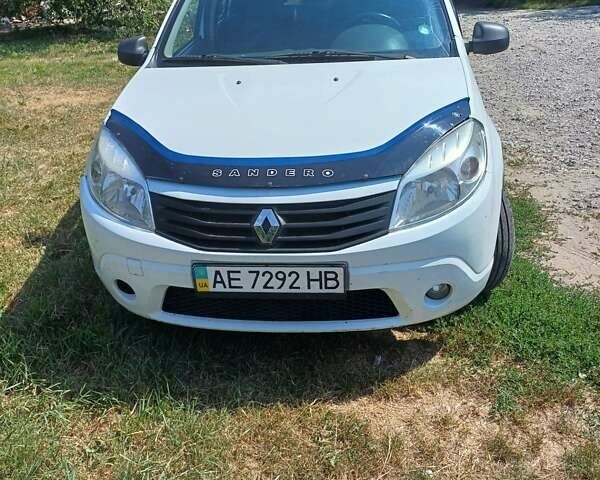 Белый Рено Сандеро, объемом двигателя 1.4 л и пробегом 325 тыс. км за 3700 $, фото 1 на Automoto.ua