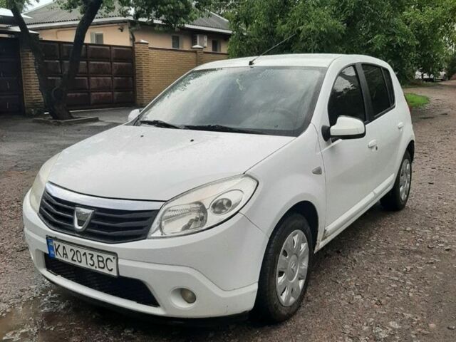 Белый Рено Сандеро, объемом двигателя 1.2 л и пробегом 235 тыс. км за 3500 $, фото 1 на Automoto.ua