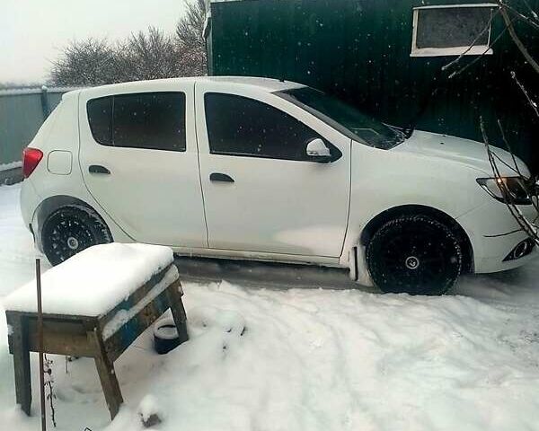 Белый Рено Сандеро, объемом двигателя 1.1 л и пробегом 11 тыс. км за 6700 $, фото 1 на Automoto.ua