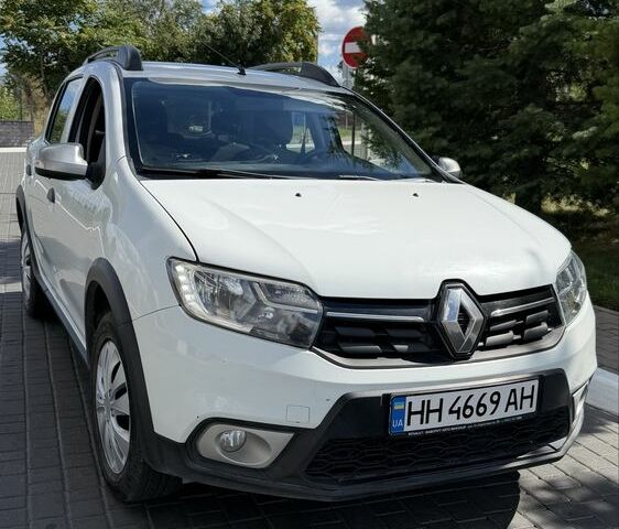 Белый Рено Сандеро, объемом двигателя 0.9 л и пробегом 157 тыс. км за 9232 $, фото 1 на Automoto.ua