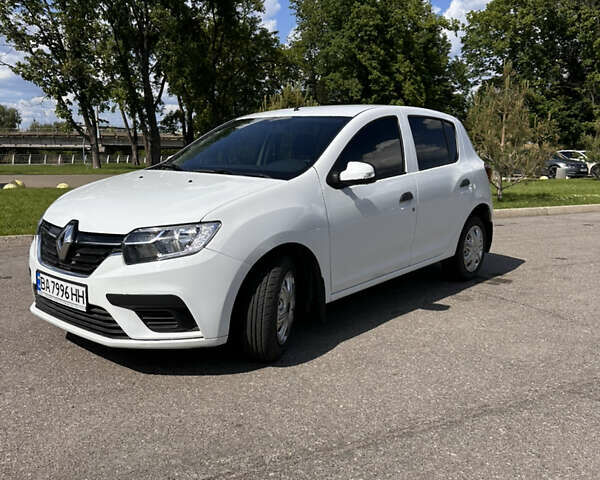 Белый Рено Сандеро, объемом двигателя 1 л и пробегом 142 тыс. км за 6900 $, фото 1 на Automoto.ua