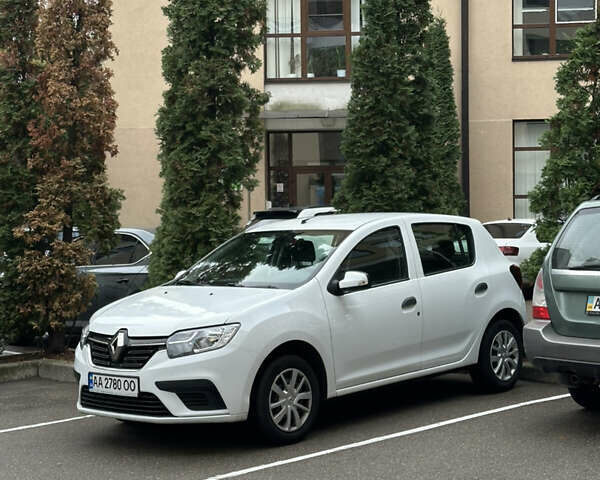 Белый Рено Сандеро, объемом двигателя 0.9 л и пробегом 102 тыс. км за 8800 $, фото 1 на Automoto.ua