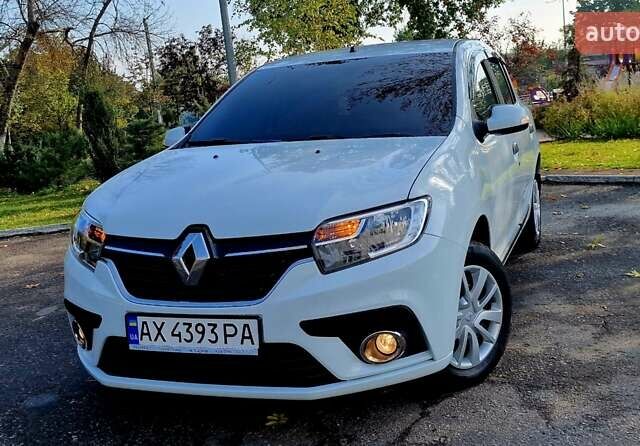 Белый Рено Сандеро, объемом двигателя 0.9 л и пробегом 13 тыс. км за 9870 $, фото 1 на Automoto.ua