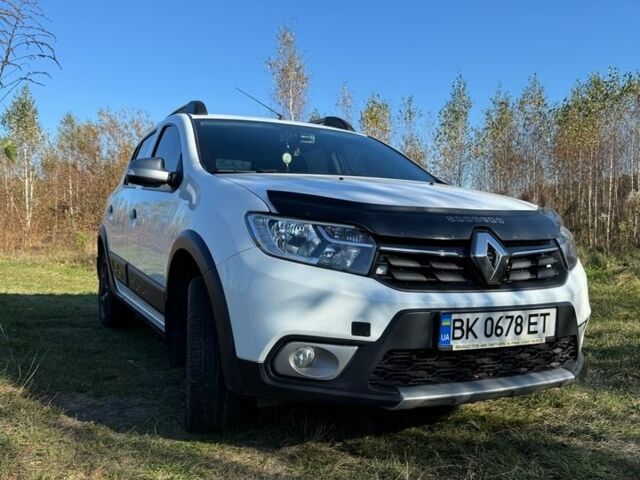 Белый Рено Сандеро, объемом двигателя 1.46 л и пробегом 225 тыс. км за 9500 $, фото 1 на Automoto.ua