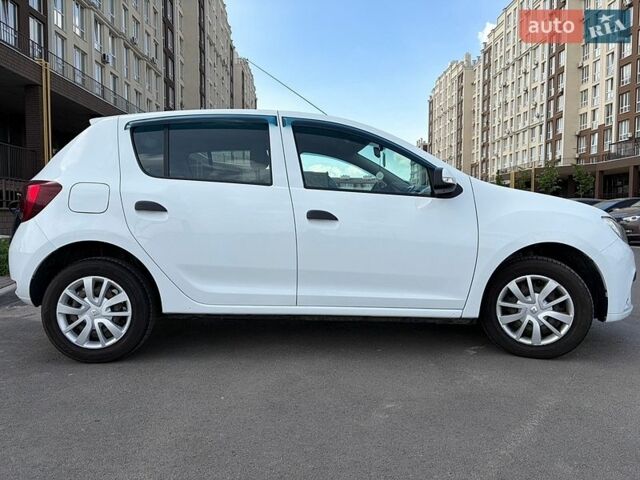 Белый Рено Сандеро, объемом двигателя 1 л и пробегом 103 тыс. км за 8500 $, фото 1 на Automoto.ua