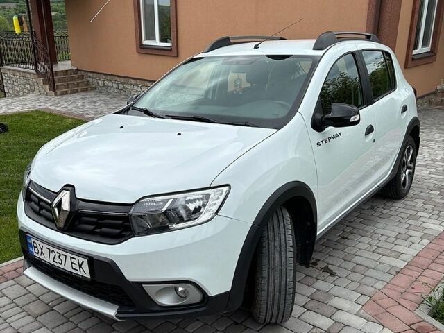 Белый Рено Сандеро, объемом двигателя 0.9 л и пробегом 38 тыс. км за 11300 $, фото 1 на Automoto.ua