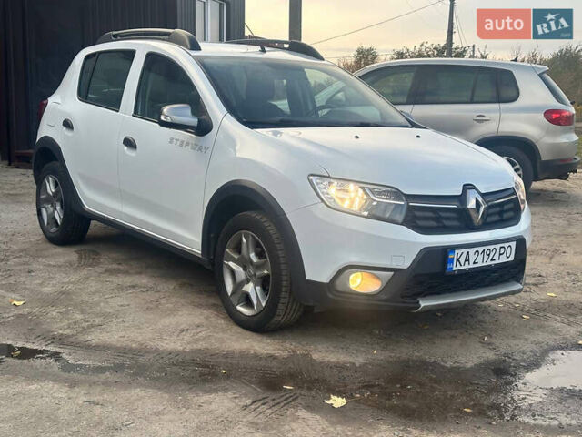 Белый Рено Сандеро, объемом двигателя 0.9 л и пробегом 101 тыс. км за 9550 $, фото 1 на Automoto.ua