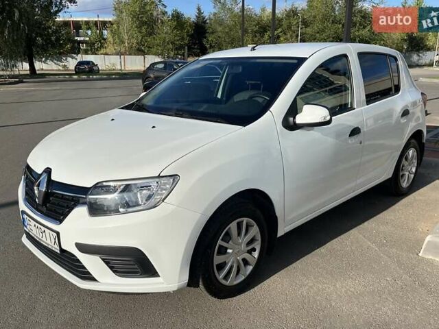 Белый Рено Сандеро, объемом двигателя 1 л и пробегом 131 тыс. км за 9800 $, фото 1 на Automoto.ua