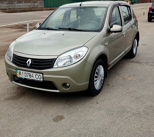 Бежевый Рено Сандеро, объемом двигателя 1.6 л и пробегом 250 тыс. км за 4250 $, фото 1 на Automoto.ua