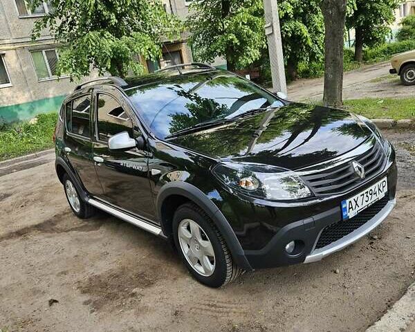 Черный Рено Сандеро, объемом двигателя 1.6 л и пробегом 15 тыс. км за 12500 $, фото 1 на Automoto.ua