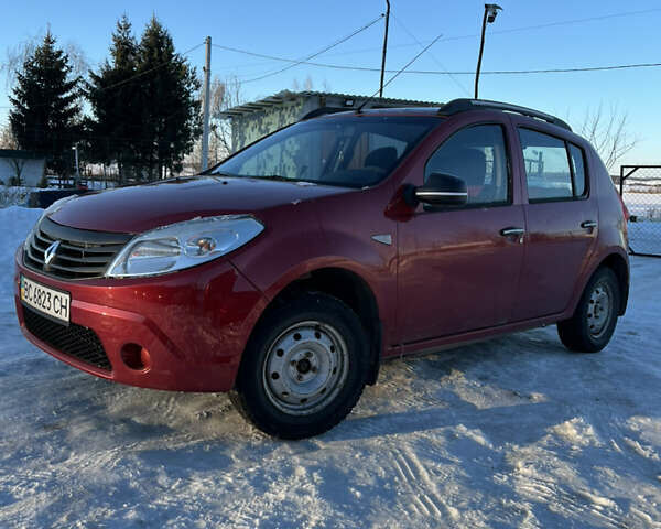 Красный Рено Сандеро, объемом двигателя 1.4 л и пробегом 160 тыс. км за 3999 $, фото 1 на Automoto.ua