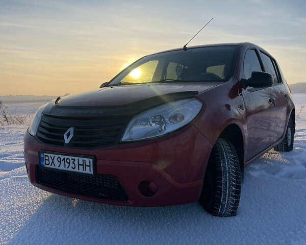 Красный Рено Сандеро, объемом двигателя 1.39 л и пробегом 208 тыс. км за 3500 $, фото 1 на Automoto.ua