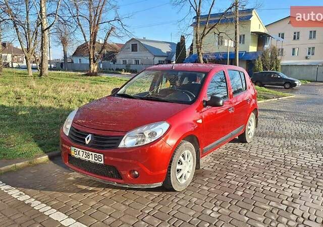 Красный Рено Сандеро, объемом двигателя 1.39 л и пробегом 90 тыс. км за 5700 $, фото 1 на Automoto.ua