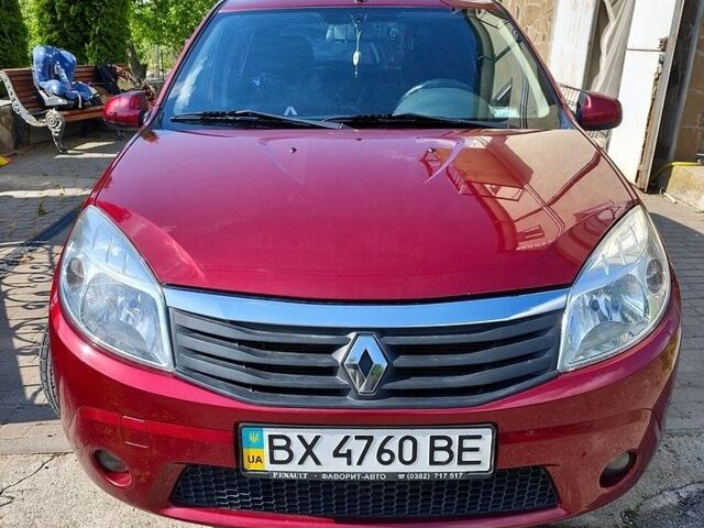 Красный Рено Сандеро, объемом двигателя 1.6 л и пробегом 106 тыс. км за 7000 $, фото 1 на Automoto.ua