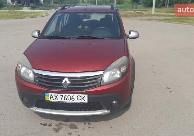 Красный Рено Сандеро, объемом двигателя 1.6 л и пробегом 185 тыс. км за 6200 $, фото 1 на Automoto.ua