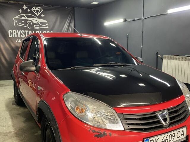 Красный Рено Сандеро, объемом двигателя 1.1 л и пробегом 184 тыс. км за 3500 $, фото 1 на Automoto.ua
