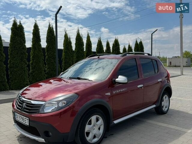 Красный Рено Сандеро, объемом двигателя 1.6 л и пробегом 103 тыс. км за 6900 $, фото 1 на Automoto.ua