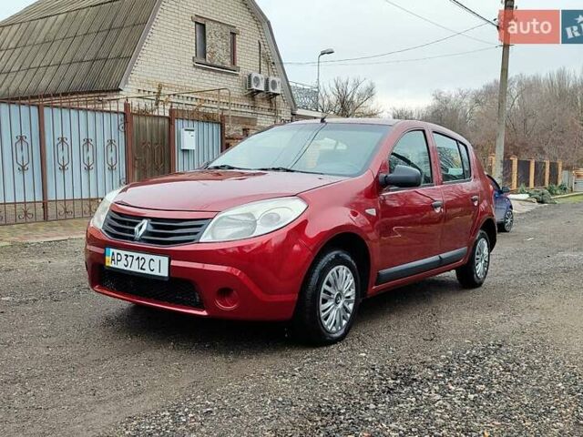 Красный Рено Сандеро, объемом двигателя 1.39 л и пробегом 178 тыс. км за 4850 $, фото 1 на Automoto.ua
