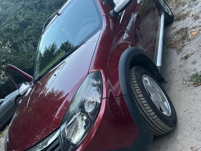 Красный Рено Сандеро, объемом двигателя 1.6 л и пробегом 98 тыс. км за 7100 $, фото 1 на Automoto.ua