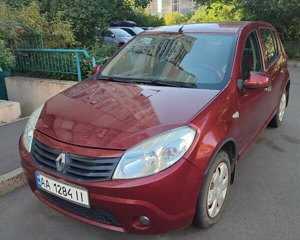 Красный Рено Сандеро, объемом двигателя 1.6 л и пробегом 105 тыс. км за 5500 $, фото 1 на Automoto.ua