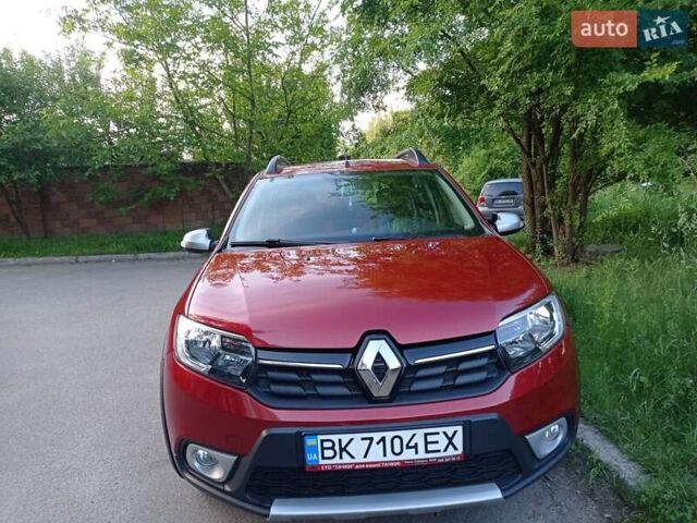 Красный Рено Сандеро, объемом двигателя 0.9 л и пробегом 41 тыс. км за 11200 $, фото 1 на Automoto.ua