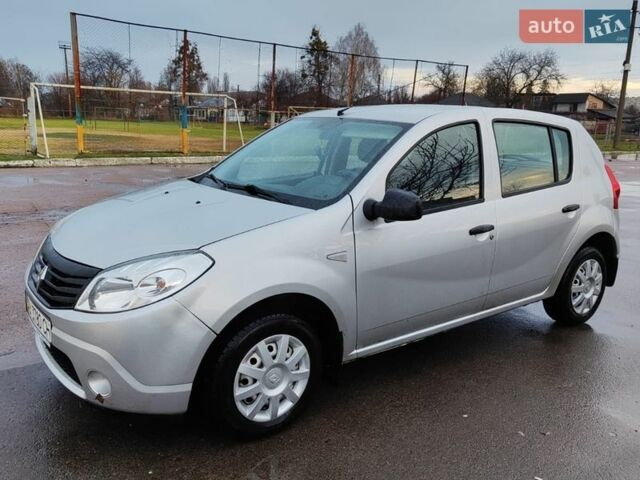 Серый Рено Сандеро, объемом двигателя 1.39 л и пробегом 167 тыс. км за 4200 $, фото 1 на Automoto.ua