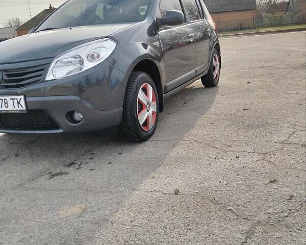 Серый Рено Сандеро, объемом двигателя 1.4 л и пробегом 190 тыс. км за 4600 $, фото 1 на Automoto.ua