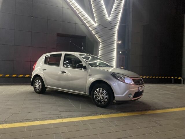 Серый Рено Сандеро, объемом двигателя 1.4 л и пробегом 312 тыс. км за 3500 $, фото 1 на Automoto.ua