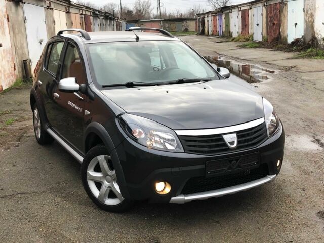 Серый Рено Сандеро, объемом двигателя 1.6 л и пробегом 125 тыс. км за 5500 $, фото 1 на Automoto.ua