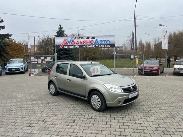 Серый Рено Сандеро, объемом двигателя 1.4 л и пробегом 202 тыс. км за 5400 $, фото 1 на Automoto.ua