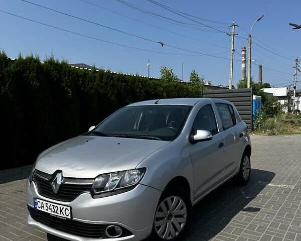 Серый Рено Сандеро, объемом двигателя 1.15 л и пробегом 247 тыс. км за 5500 $, фото 1 на Automoto.ua