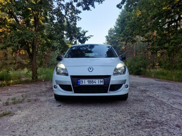 Белый Рено Сценик III, объемом двигателя 1.6 л и пробегом 303 тыс. км за 6750 $, фото 1 на Automoto.ua