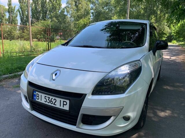 Белый Рено Сценик III, объемом двигателя 1.6 л и пробегом 312 тыс. км за 6700 $, фото 1 на Automoto.ua