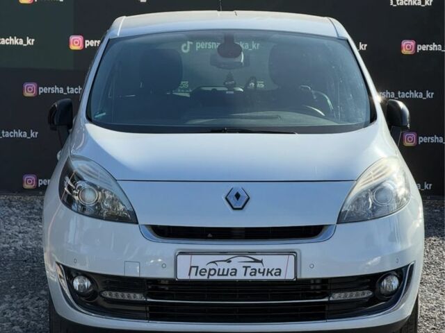 Белый Рено Сценик III, объемом двигателя 1.6 л и пробегом 211 тыс. км за 8700 $, фото 1 на Automoto.ua