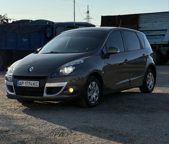 Коричневый Рено Сценик III, объемом двигателя 1.5 л и пробегом 300 тыс. км за 7000 $, фото 1 на Automoto.ua